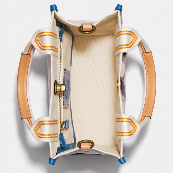 New Coach Tote 22 With Sci-Fi Big Apple Camp Print Chalk - Picture 6 of 7